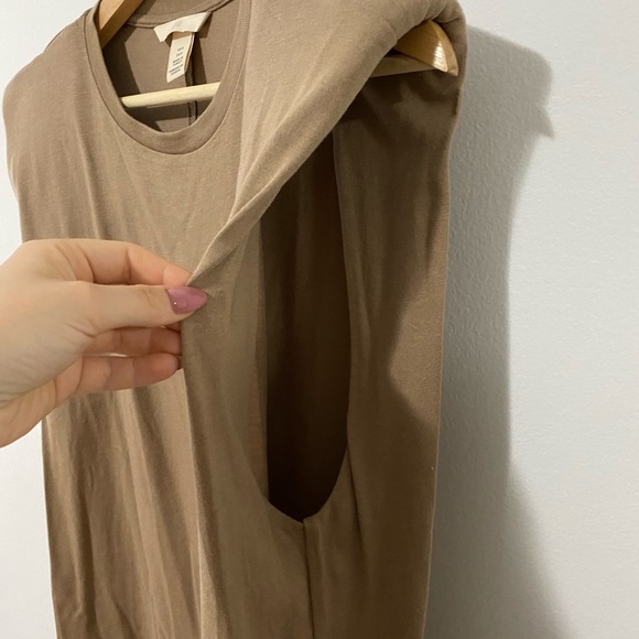 H&M muscle tank with padded shoulders - Picture 2 of 3